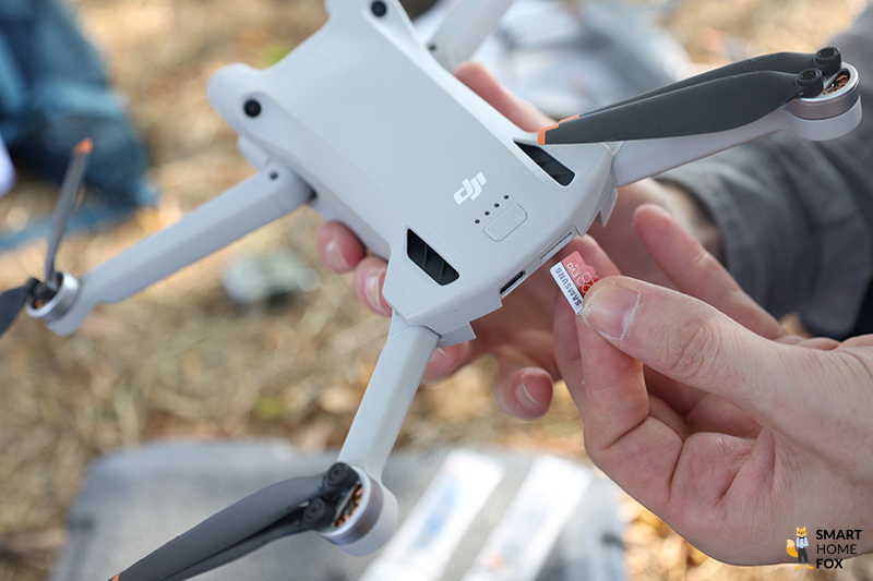 Auf der Rückseite der DJI Mini 3 Pro befindet sich das Akkufach, ein USB-C-Anschluss und ein Speicherkartenslot.